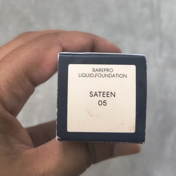 bareMinerals BAREPRO Liquid Foundation Sateen 05 - Picture 2 of 4